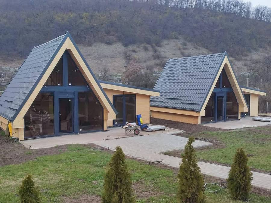 Cabane A-frame cu tablă verde